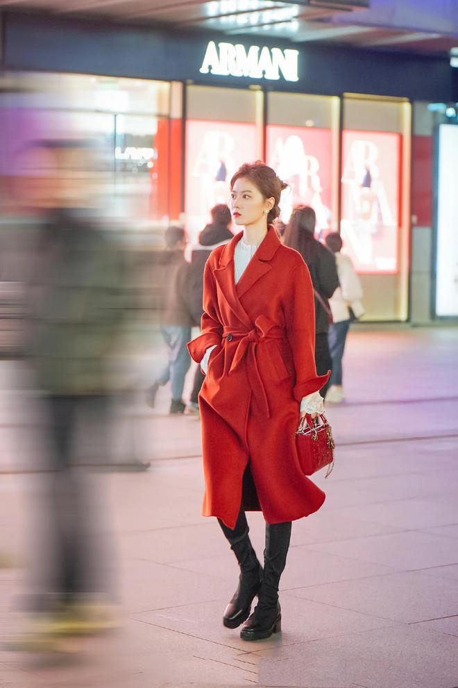 日女神！揭秘红黑穿搭秘诀K8凯发登录你也能成为冬